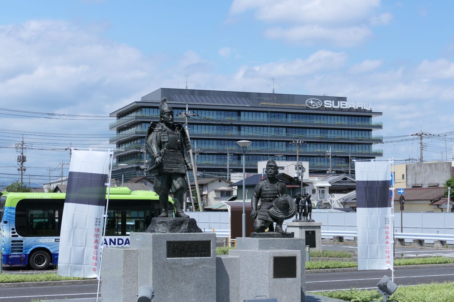 東武鉄道　太田駅　新田義貞・脇屋義助の像
