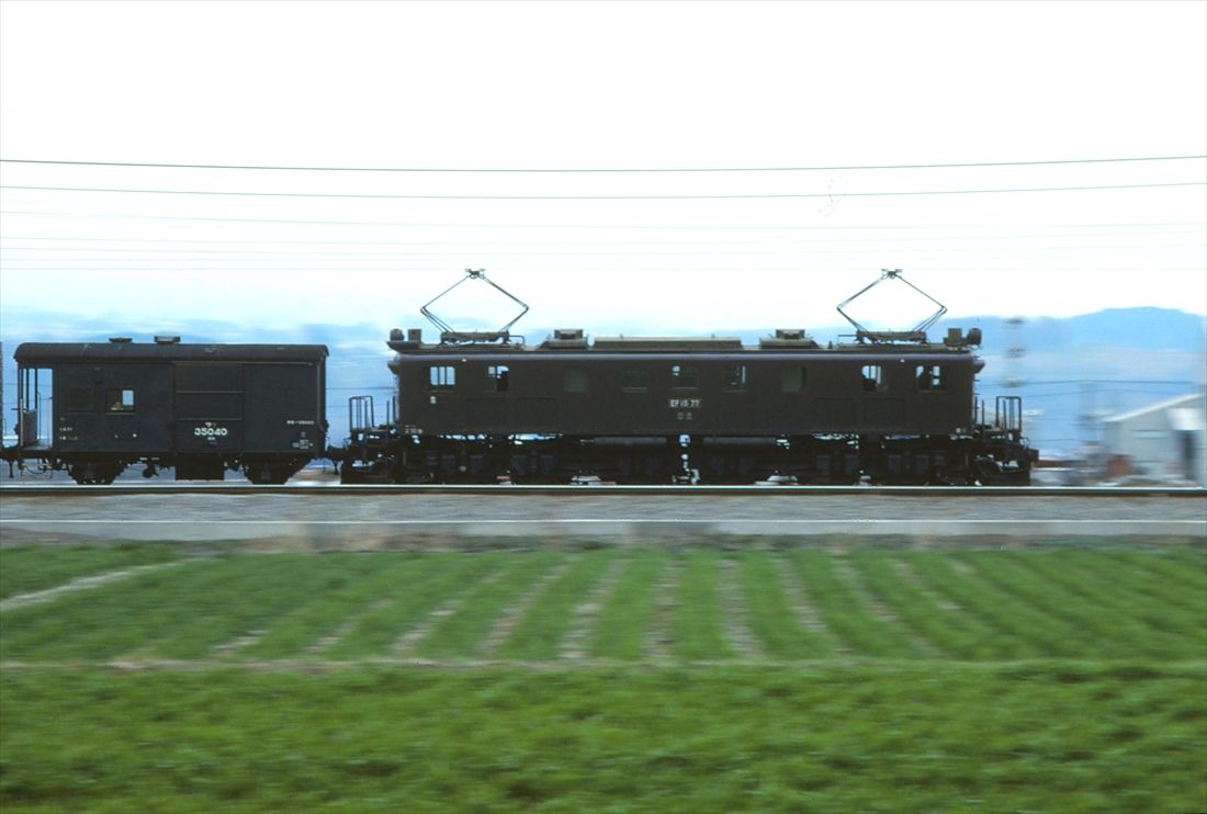 上越線渋川付近を走るEF15形のサイドビュー（撮影：南正時）