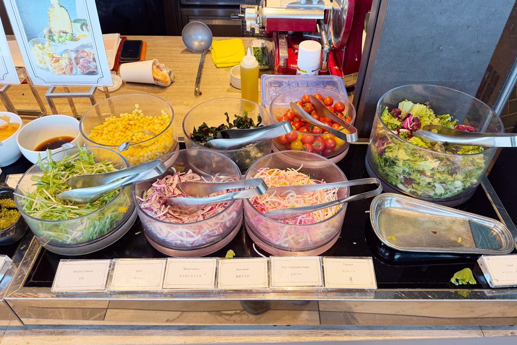 サラダのビュッフェブース（写真：筆者撮影）