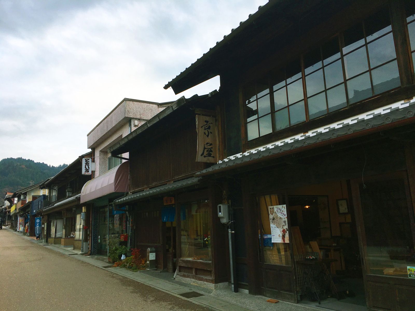 岩村町の「本通り」沿いには、重要伝統的建造物群保存地区となっている「西町一丁目商店街」が広がっています（筆者撮影）