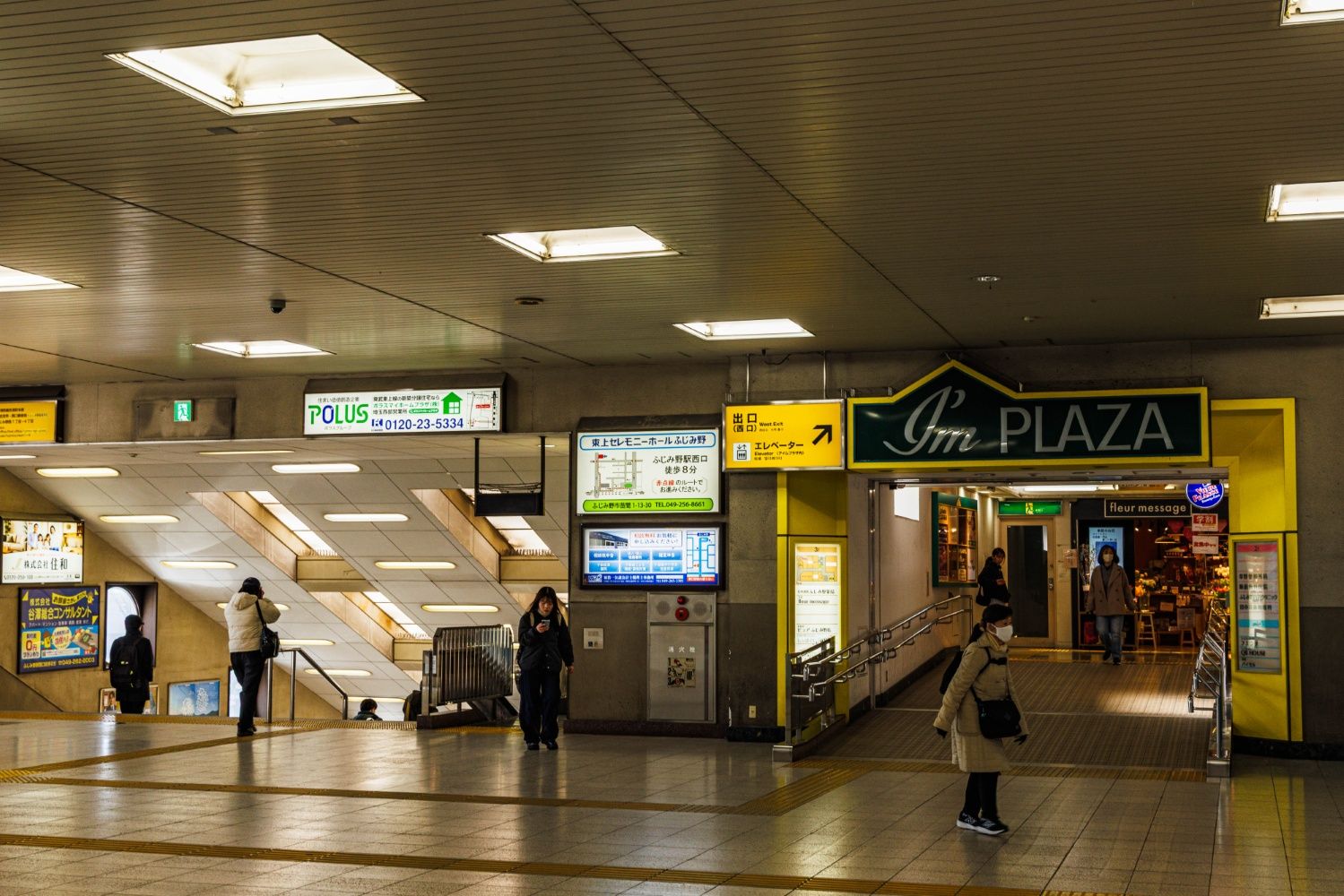ふじみ野駅の西口に向かう自由通路。右手は商業施設「アイムプラザ」への連絡通路（撮影：鼠入昌史）