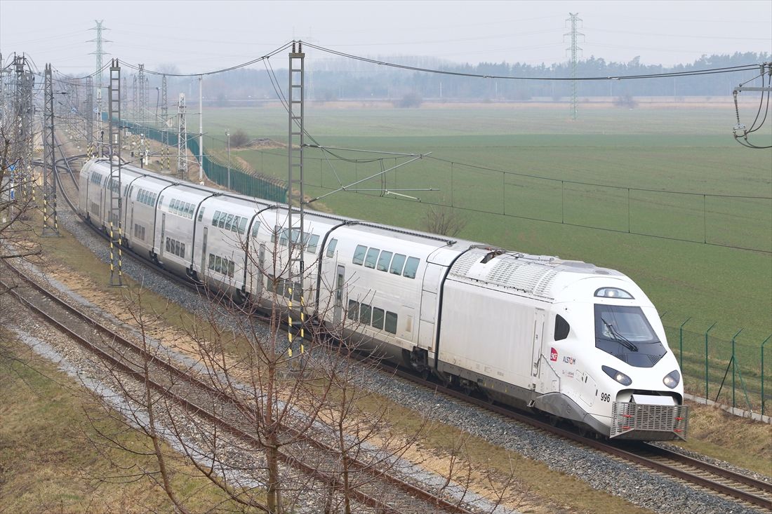 チェコのヴェリム実験線で走行試験を行うアルストム製の新型TGV「TGV-M」（アヴェリア・ホライズン）（撮影：橋爪智之）