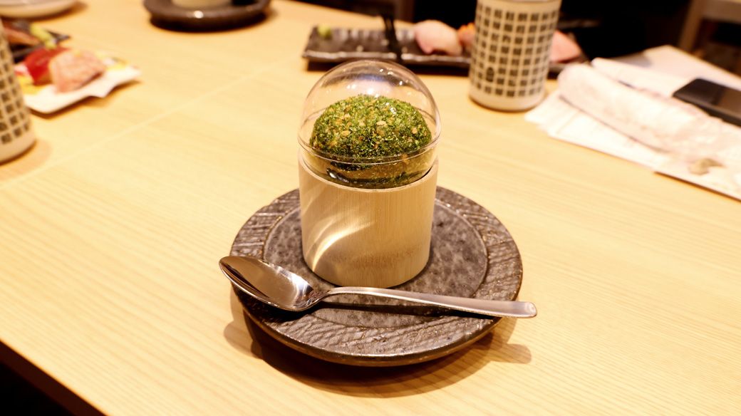 居酒屋の人気メニュー、ポテトサラダも杉玉ならではの見た目にこだわった。周囲にはアオサ、干しエビ、パン粉などを煎った粉がまぶされており、中身には卵黄が忍ばされている。アオサのせいか、たこ焼きに似た、しっかりした味だ（撮影：尾形文繁） 
