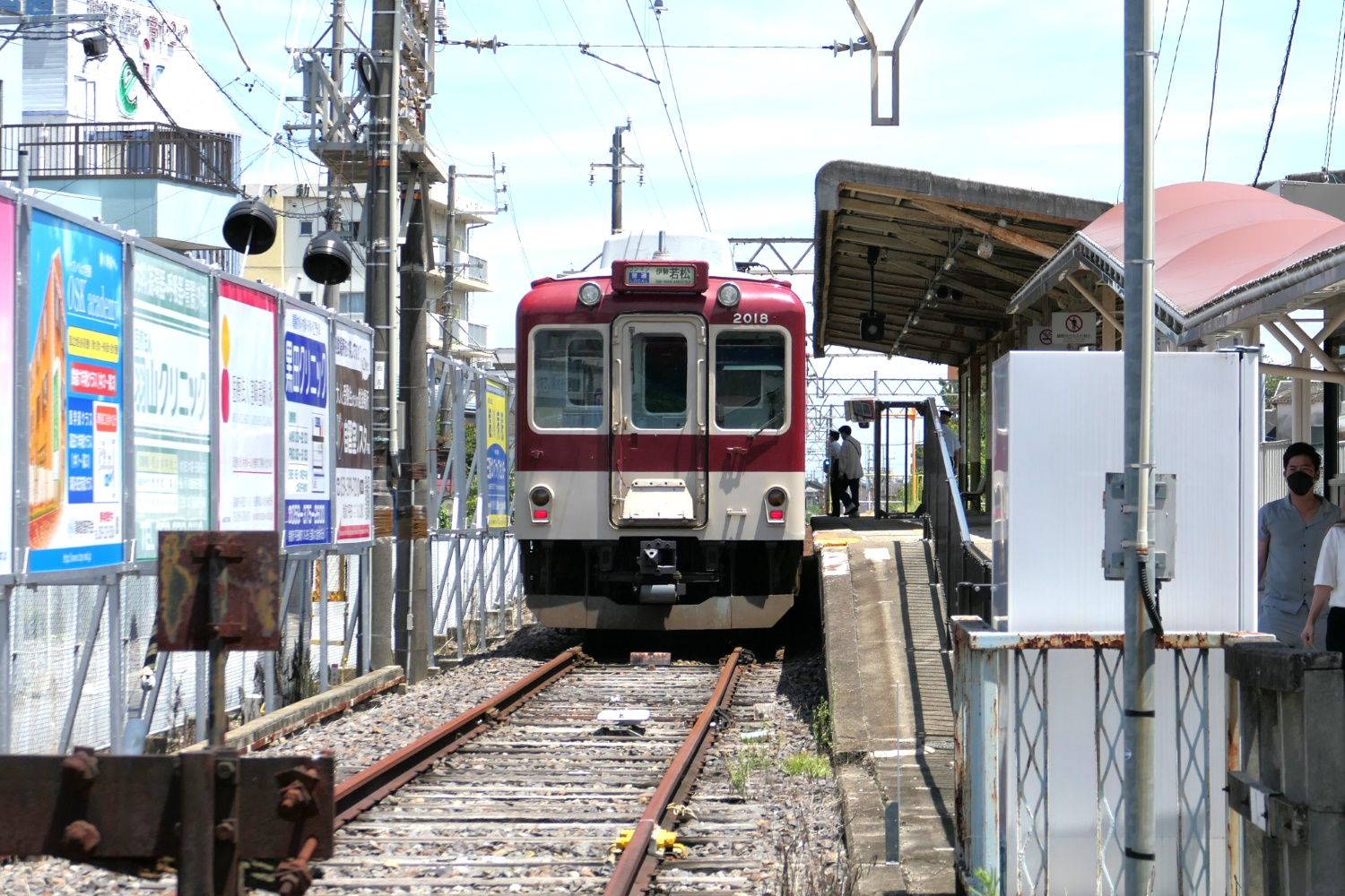 平田町駅に停車する2000系