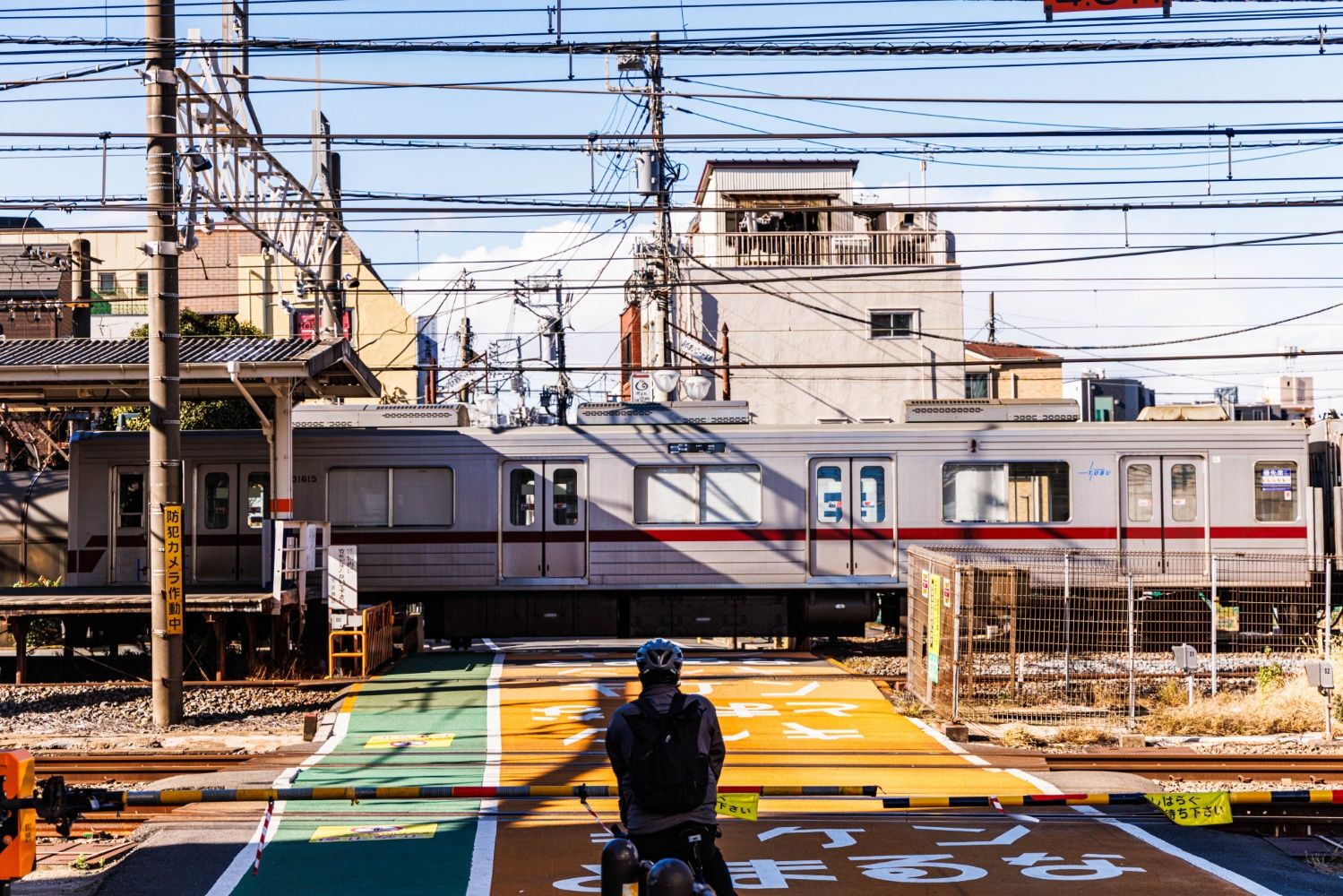 北池袋駅脇の踏切を東側から。埼京線と東上線の共有踏切だ（撮影：鼠入昌史）