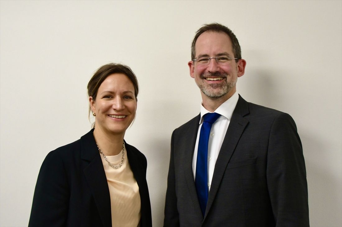 メッセベルリンのモビリティ＆サービス部門でシニア・バイス・プレジデントを務めるカイ・マンゲルベルガー氏（右）と、メッセベルリンのシニア・エグジビション・ディレクターを務めるレナ・リッター氏（記者撮影）