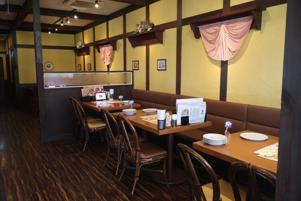 店内奥にはソファ席も。落ち着いた雰囲気（筆者撮影）