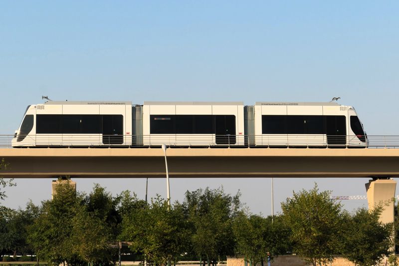 高架区間を行くエデュケーションシティトラム（筆者撮影）