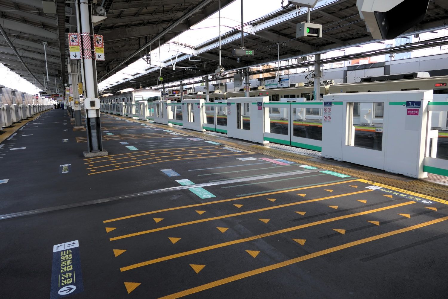 たくさんの人が千代田線方面の電車に乗るため列を作ることがわかる（記者撮影）