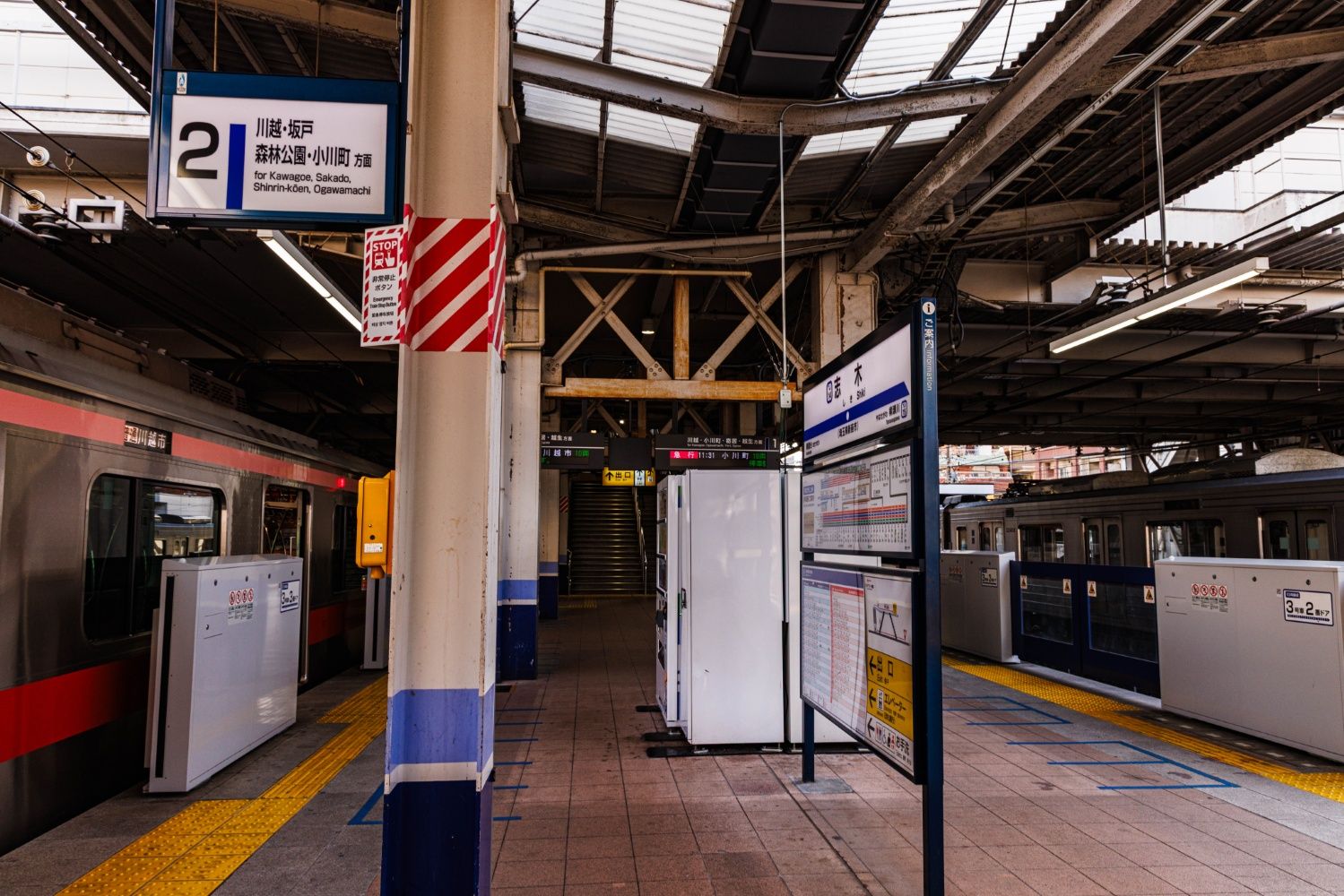 いまではベンチや駅名標、自販機などの位置は変わったが、駅の構造は1988年当時とほぼ同じ（撮影：鼠入昌史）