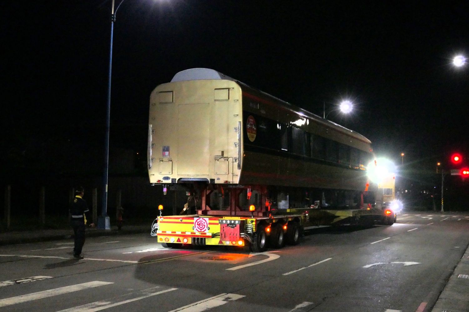 台北駅へ向けて出発するトレーラー（記者撮影）