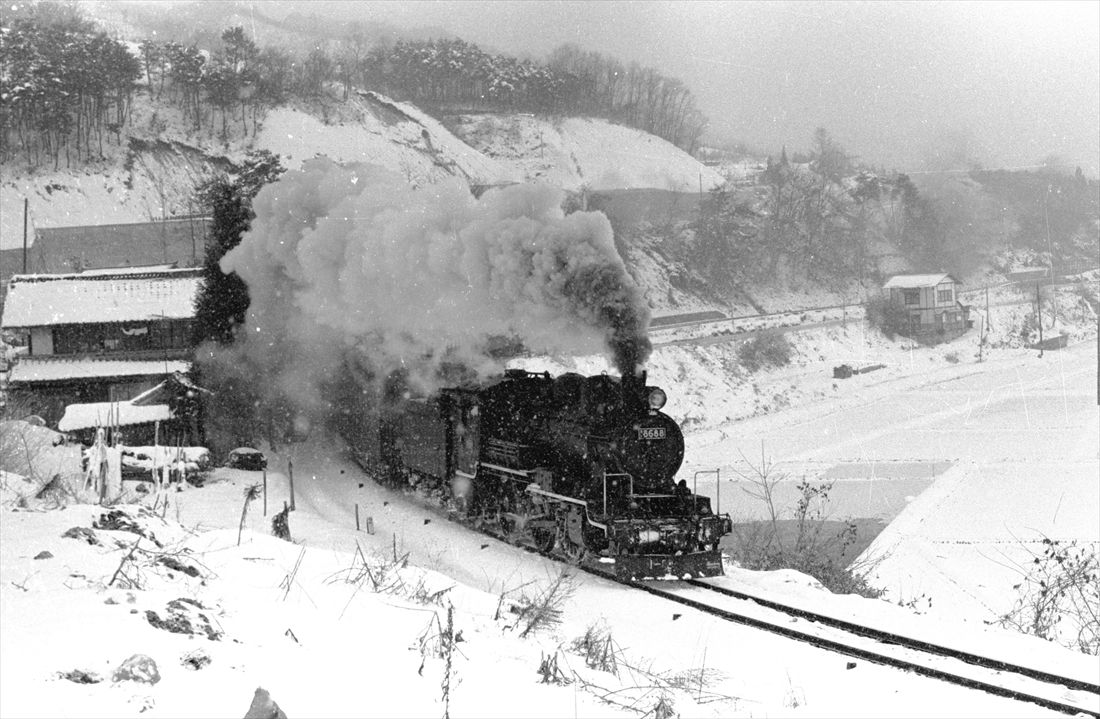 雪景色の飯山線を走る8620形牽引の列車（撮影：南正時）