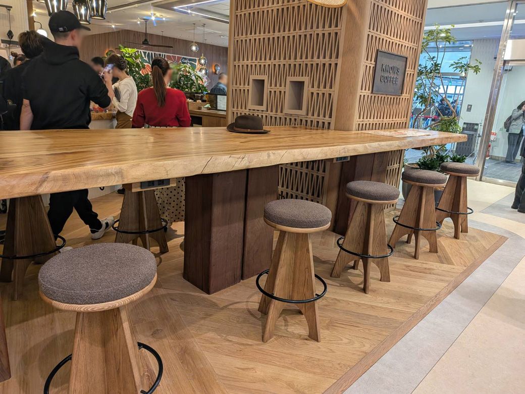 KNOWS COFFEEでは、コナズ珈琲にはないハイスツール席も豊富（筆者撮影）