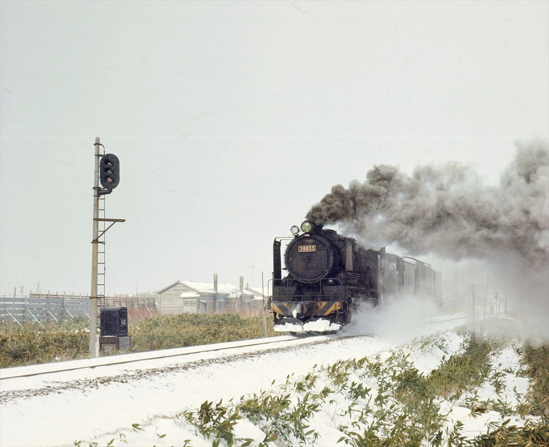 雪の宗谷本線抜海駅にて＝1973年12月（撮影：南正時）