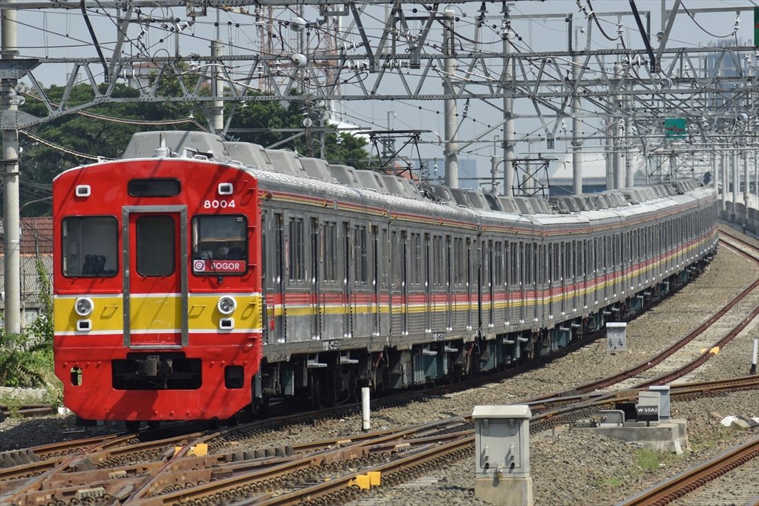 末期まで残った8000系・8500系の4本のうちの1本、8003編成。12両編成に組み替えられて最後の活躍をする姿（筆者撮影）