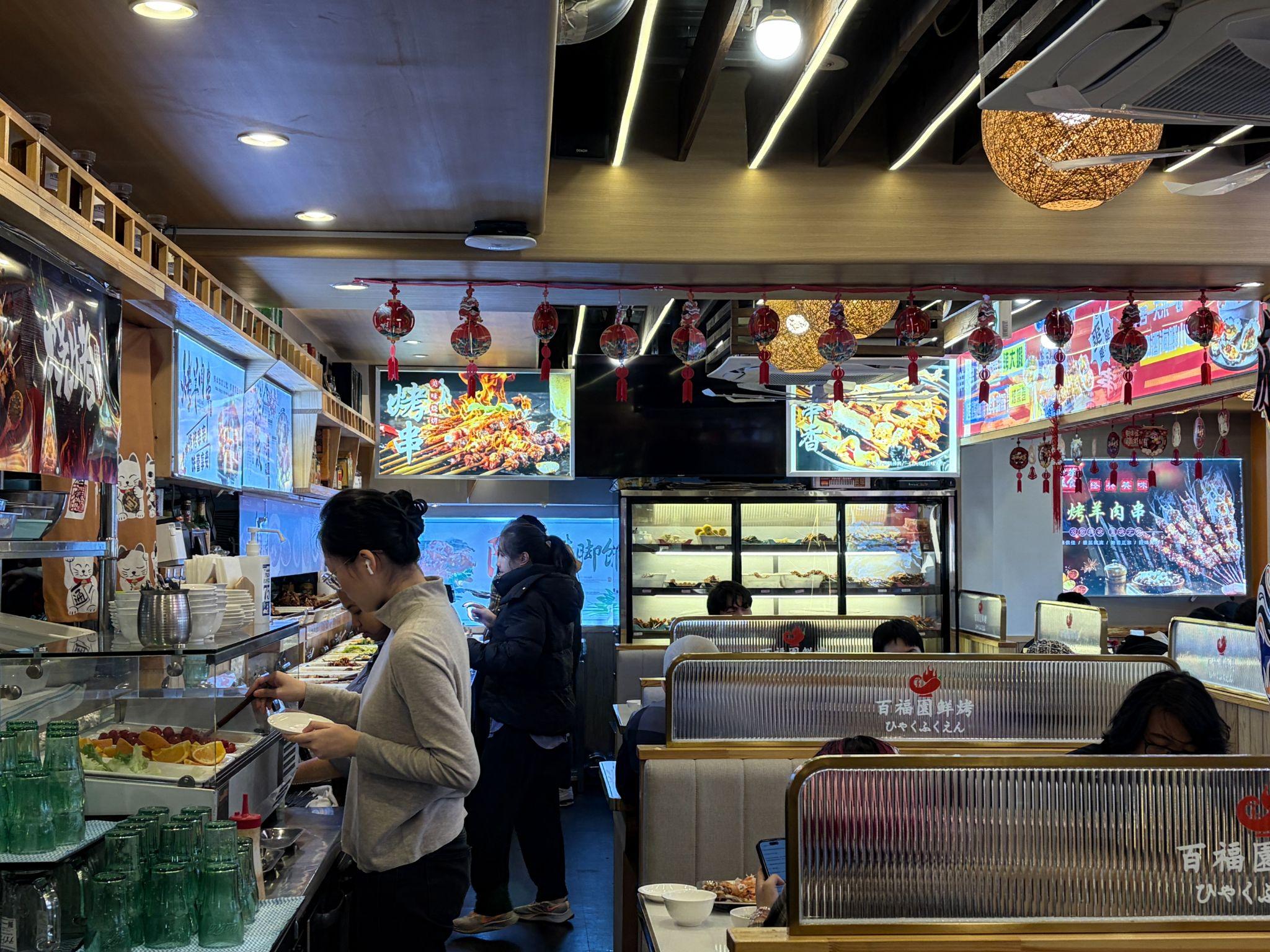 4人席での相席が食べるのが基本だ