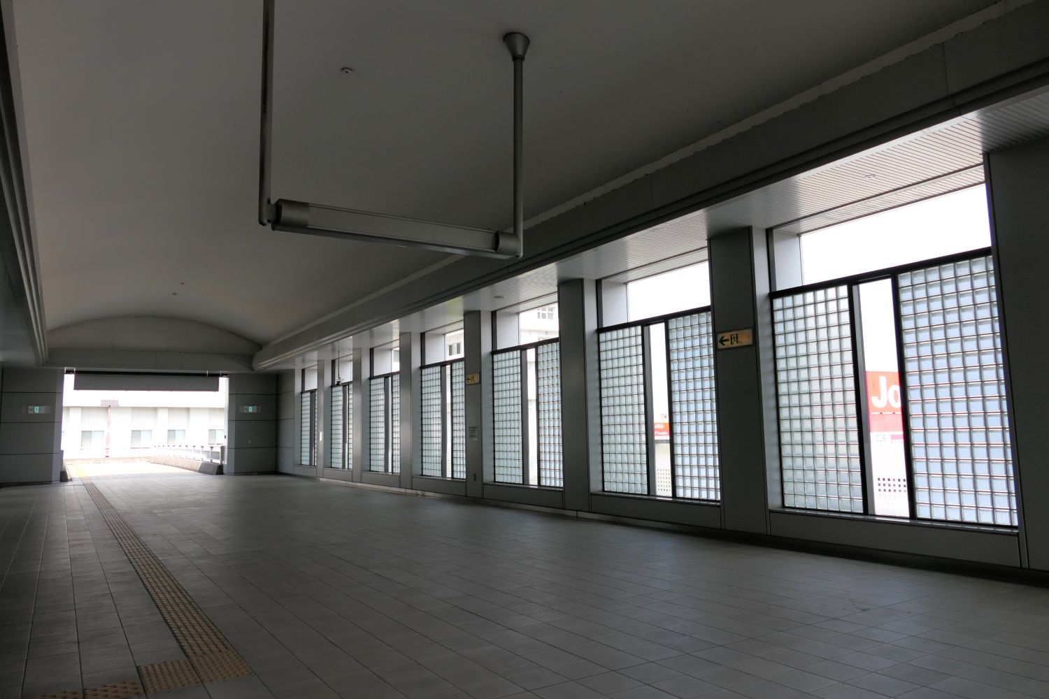 北出口へ続く駅構内の通路（記者撮影）