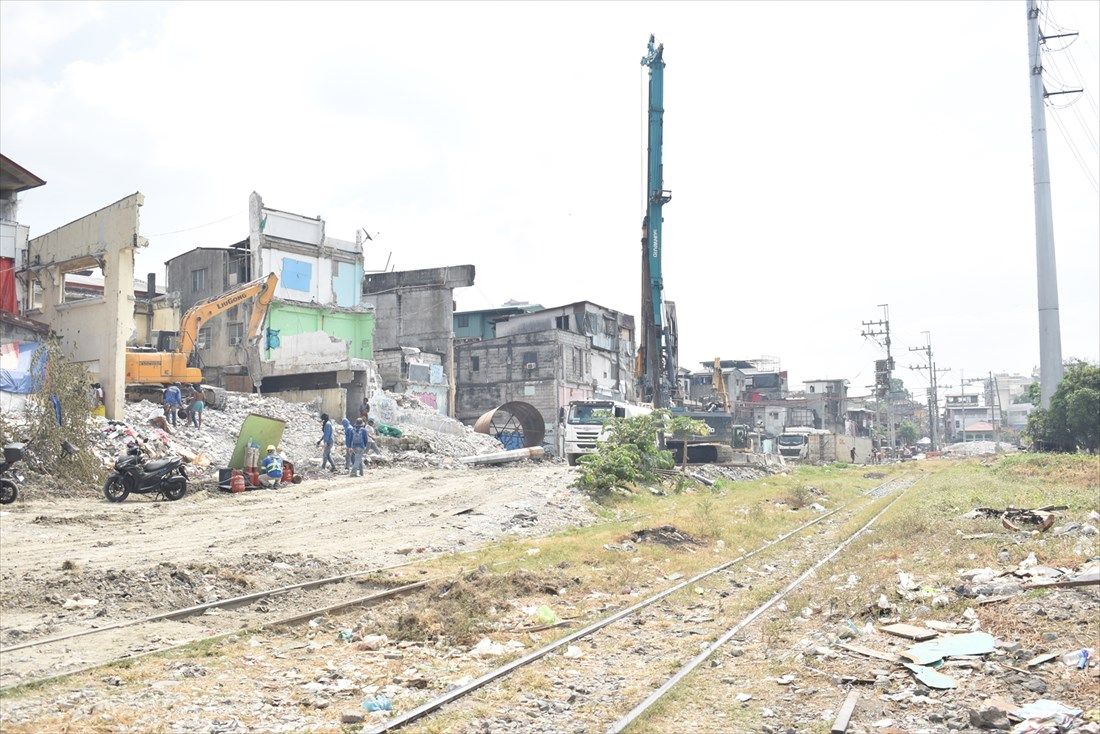 線路際の立ち退きが行われているが、これは高速道路建設のための用地確保。NSCRを通すにはPNR在来線を一度剝がさないとならない（筆者撮影）