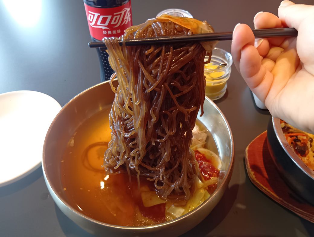 冷麺はほぐすのに苦労しました（写真：筆者撮影）