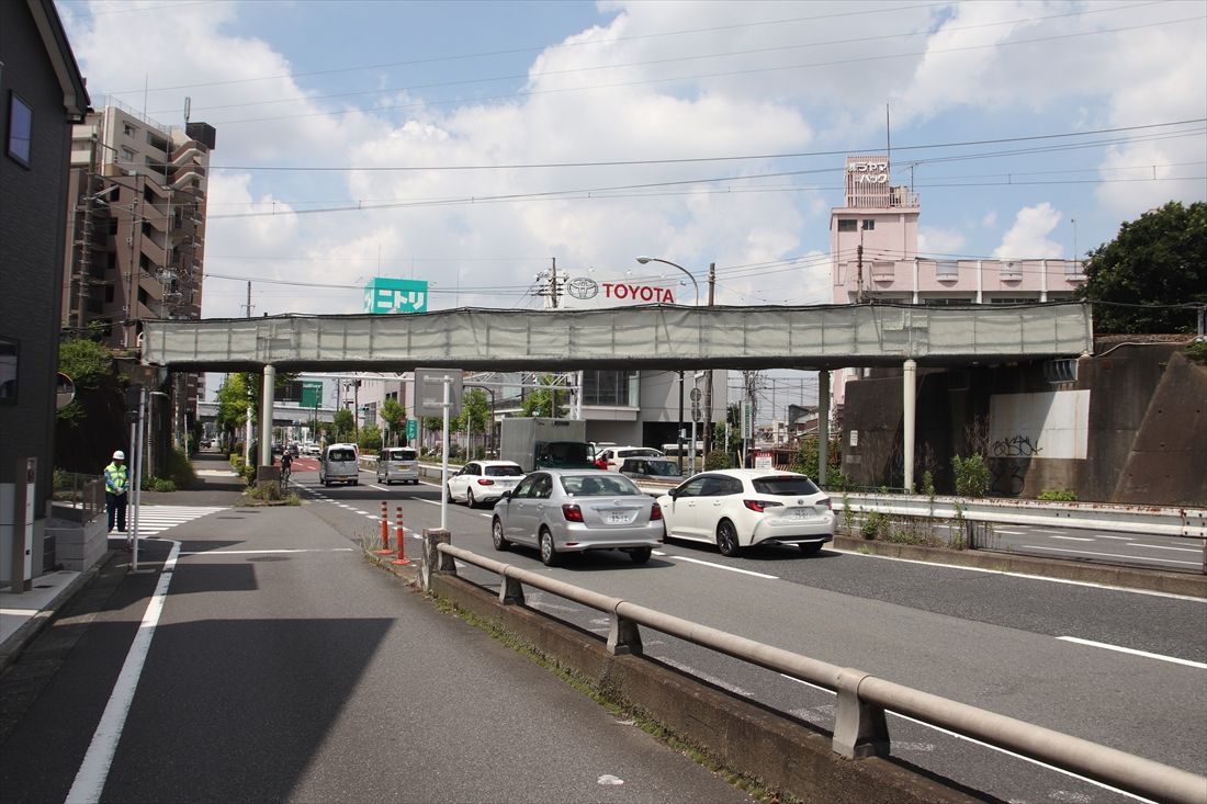 新小岩信号場の先で総武本線から離れた新金線は都道315号御徒町小岩線を架道橋でまたぐ（筆者撮影）