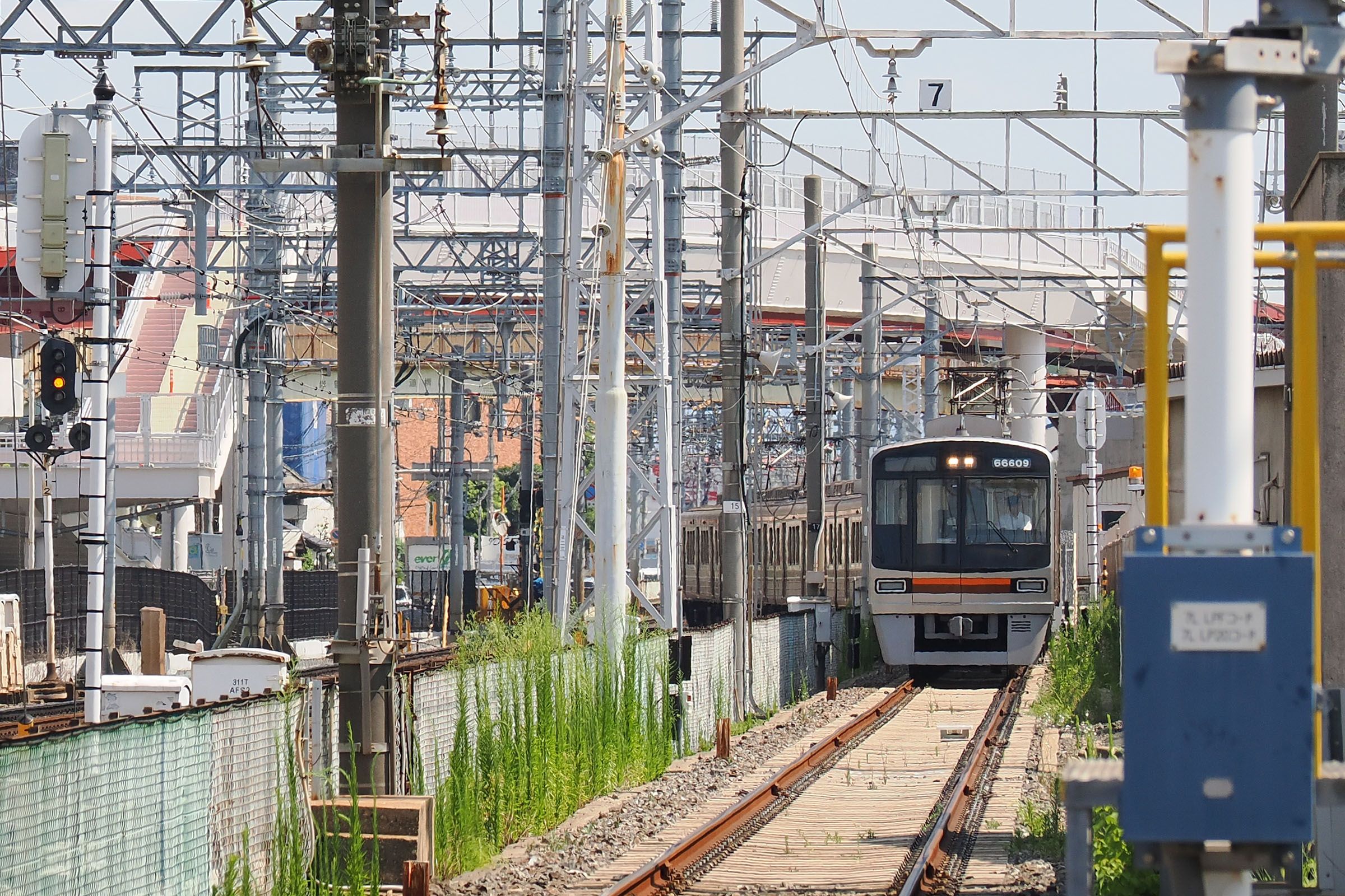 正雀駅方面から回送列車が入庫。左を通るのが阪急京都本線（撮影：伊原薫）