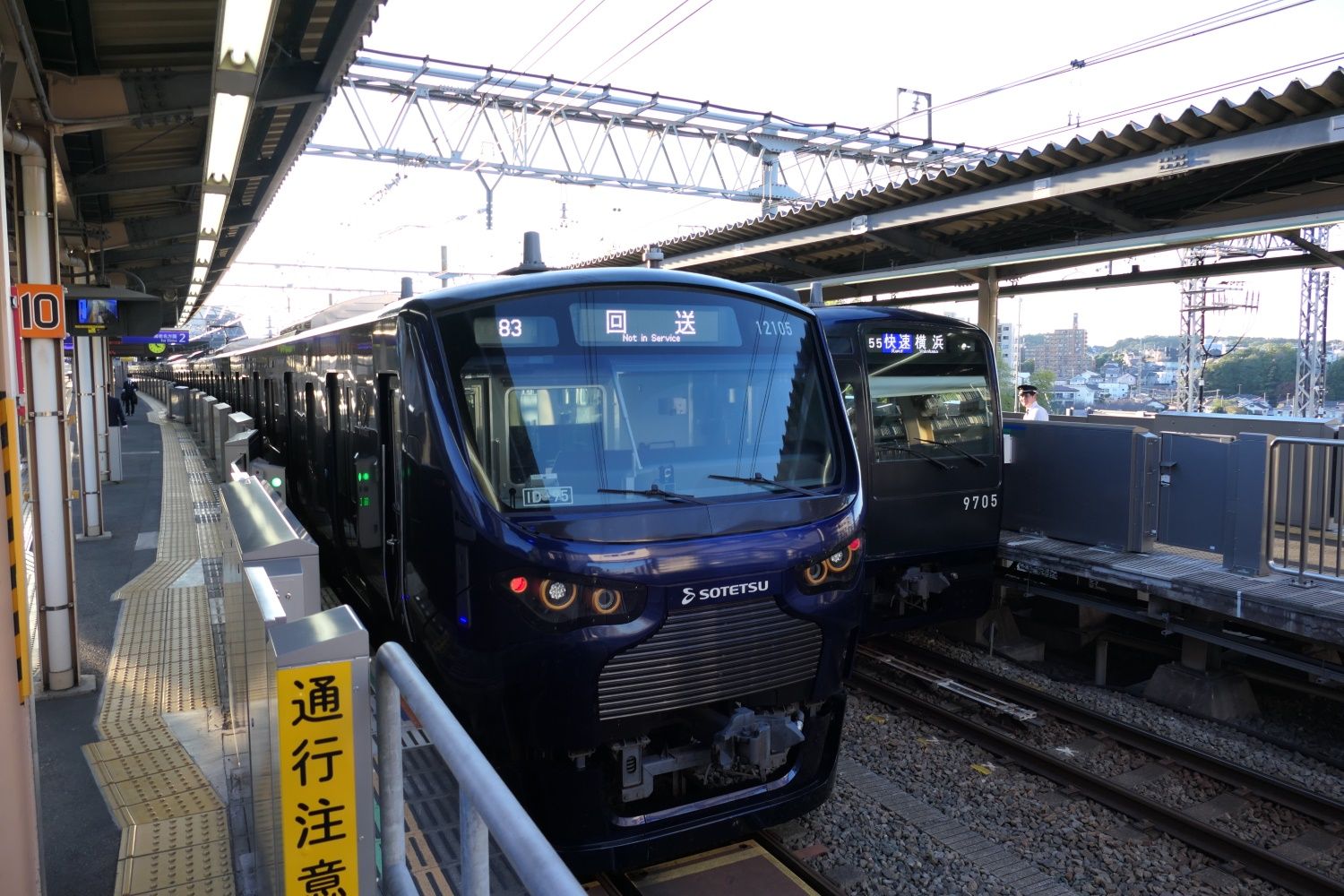 「ヨコハマネイビーブルー」の車両が並ぶ（記者撮影）