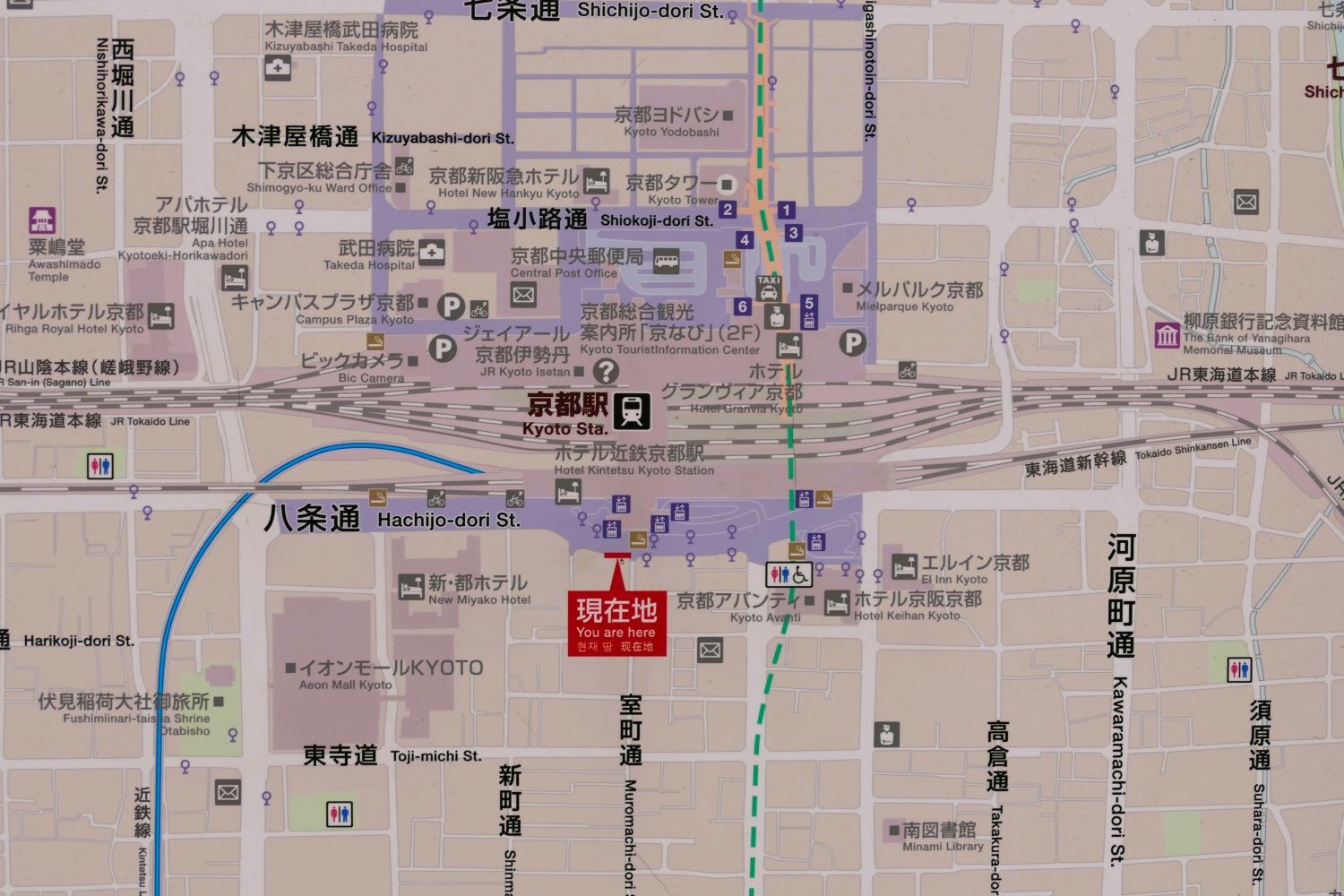 近鉄線はホームの西側で北に少しふくらんでいる（記者撮影）