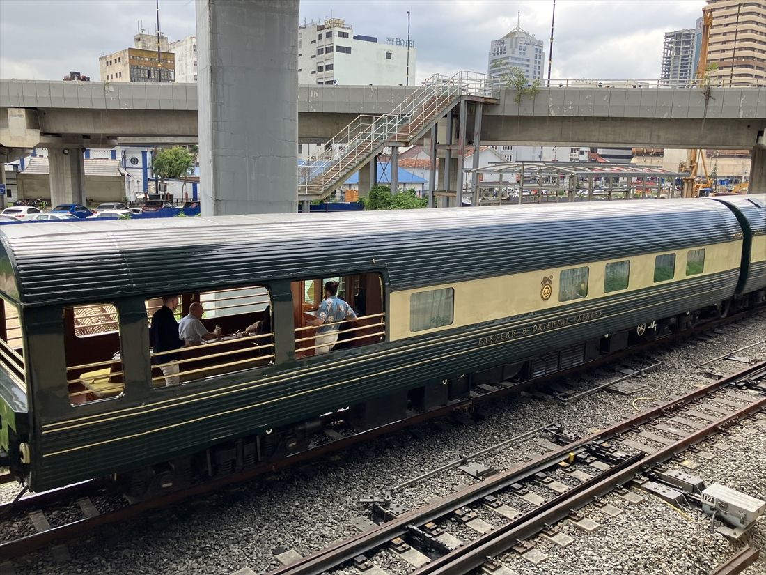 「イースタン＆オリエンタル・エクスプレス（E&O）」はオープンデッキの展望車も連結している（筆者撮影）