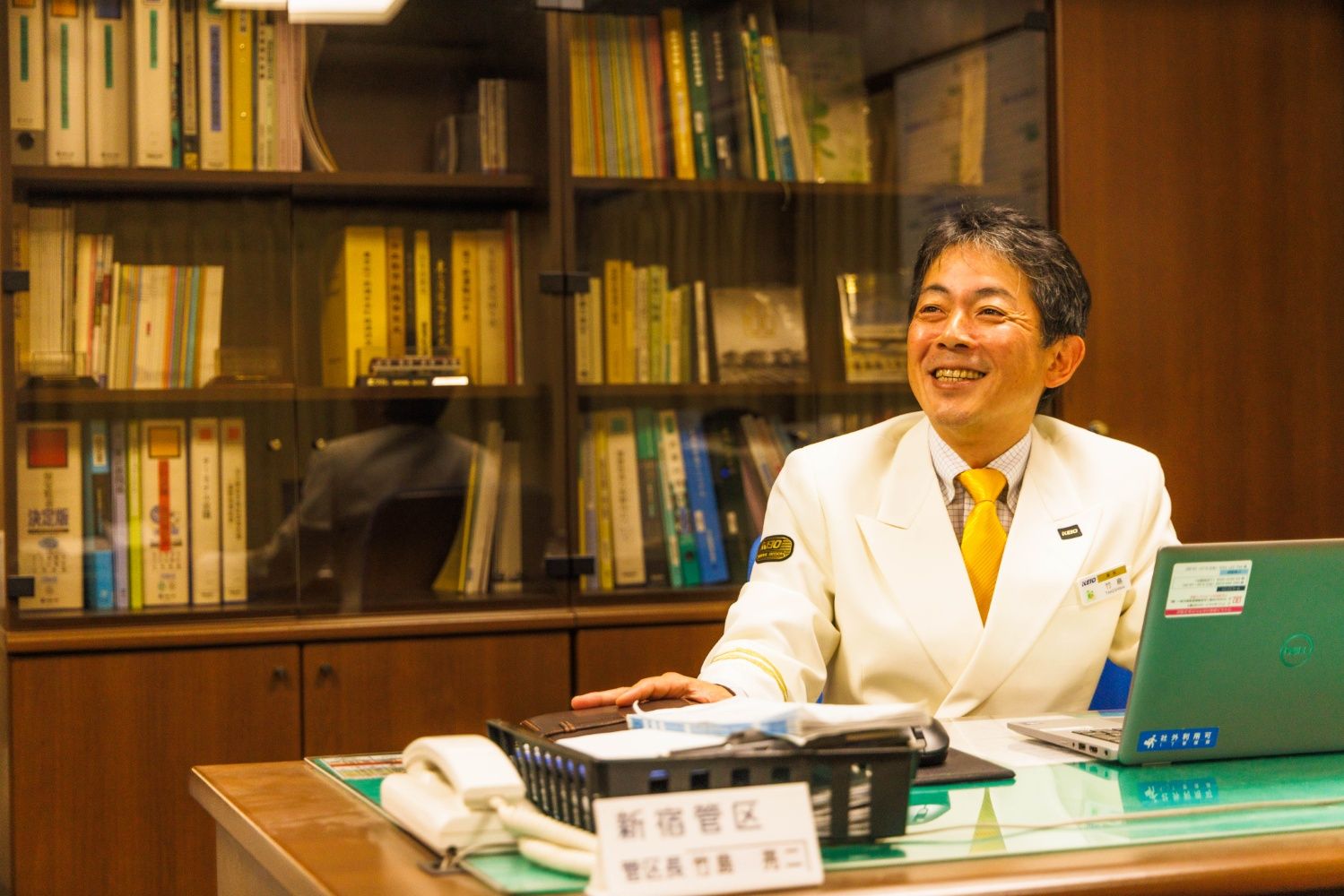 京王電鉄の竹島亮二新宿管区長。百貨店口改札の近くにある駅長室にて（撮影：鼠入昌史）