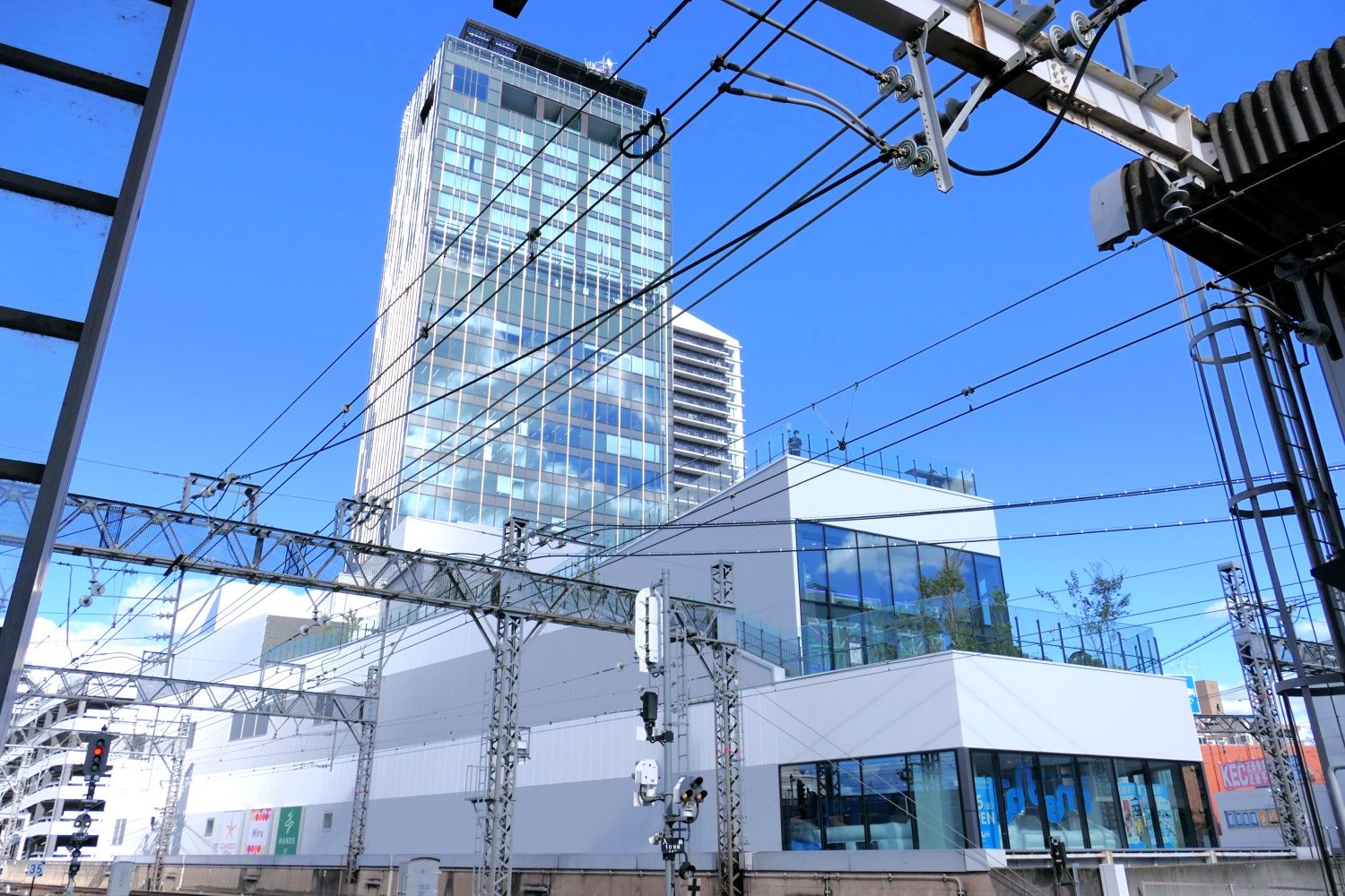 1・2番線の京都寄りから見たステーションヒル枚方（記者撮影）