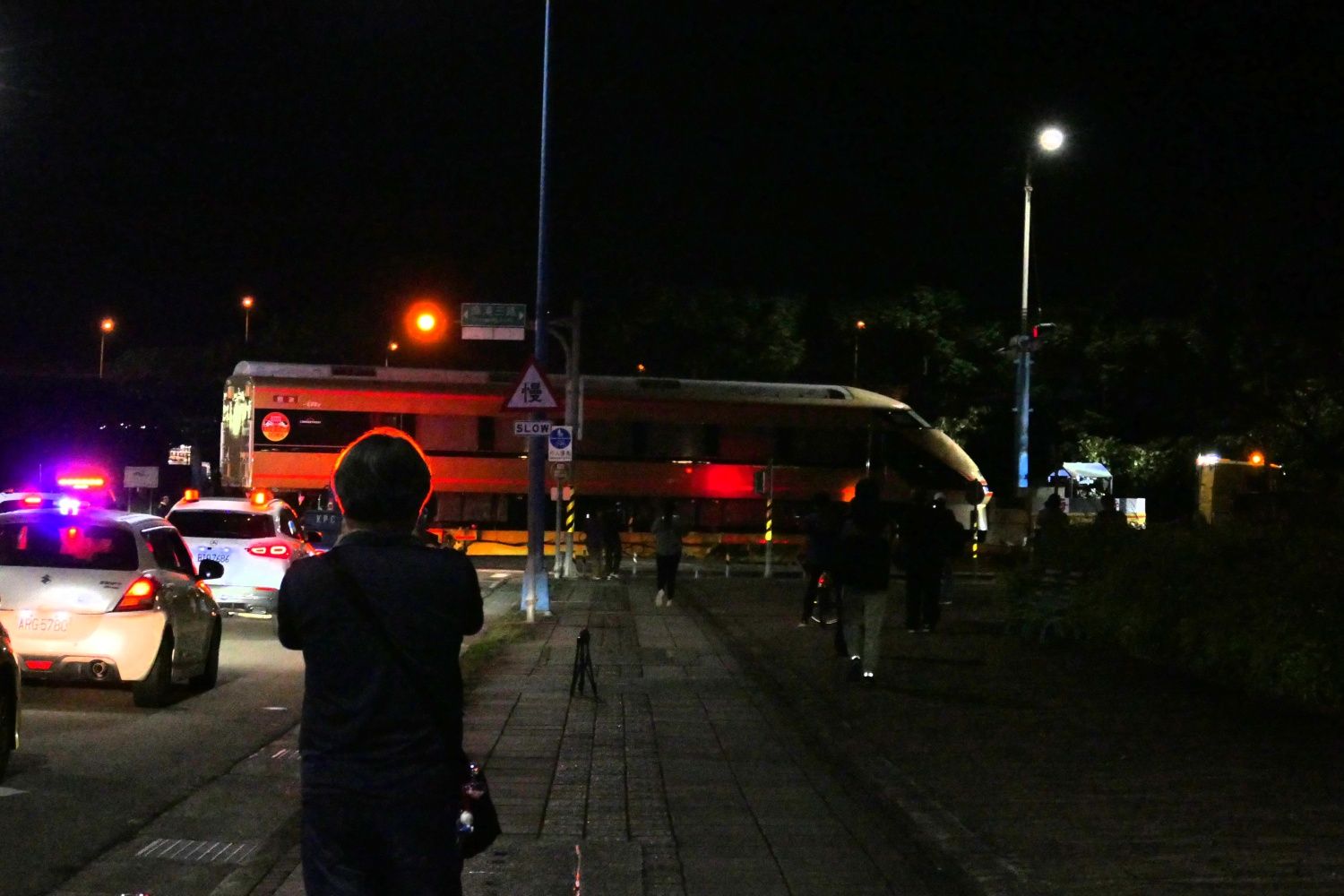 交差点を右折するトレーラー（記者撮影）