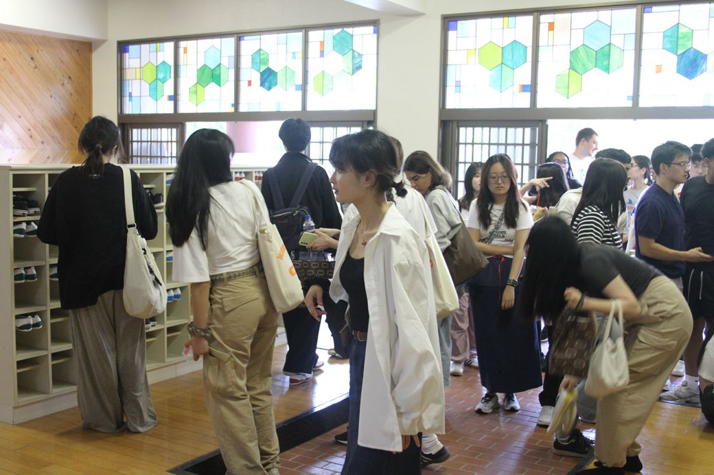訪れる外国人客たち（筆者撮影）