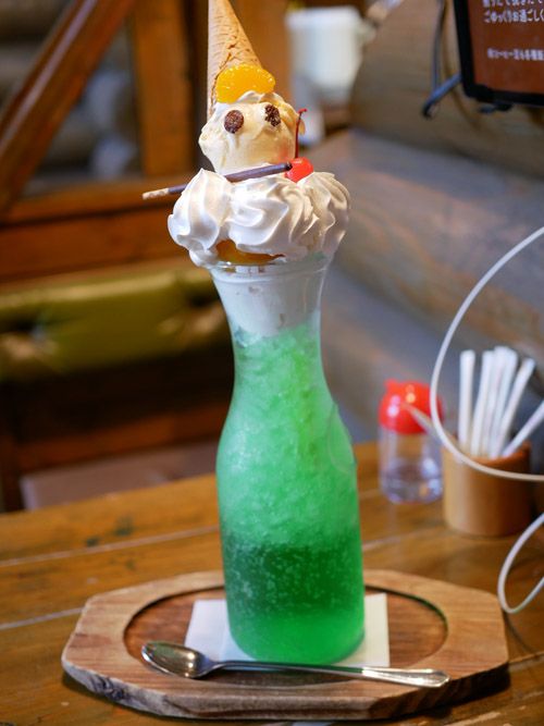 「くりーむそーだパフェ」990円（筆者撮影）