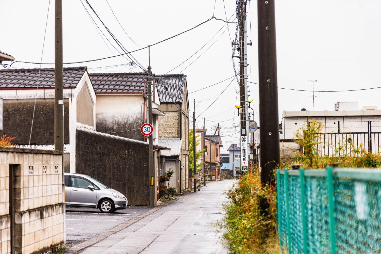 西方町の中心駅らしく、駅の脇には立派な蔵も。かつては鉄道とも連携していたのだろうか（撮影：鼠入昌史）