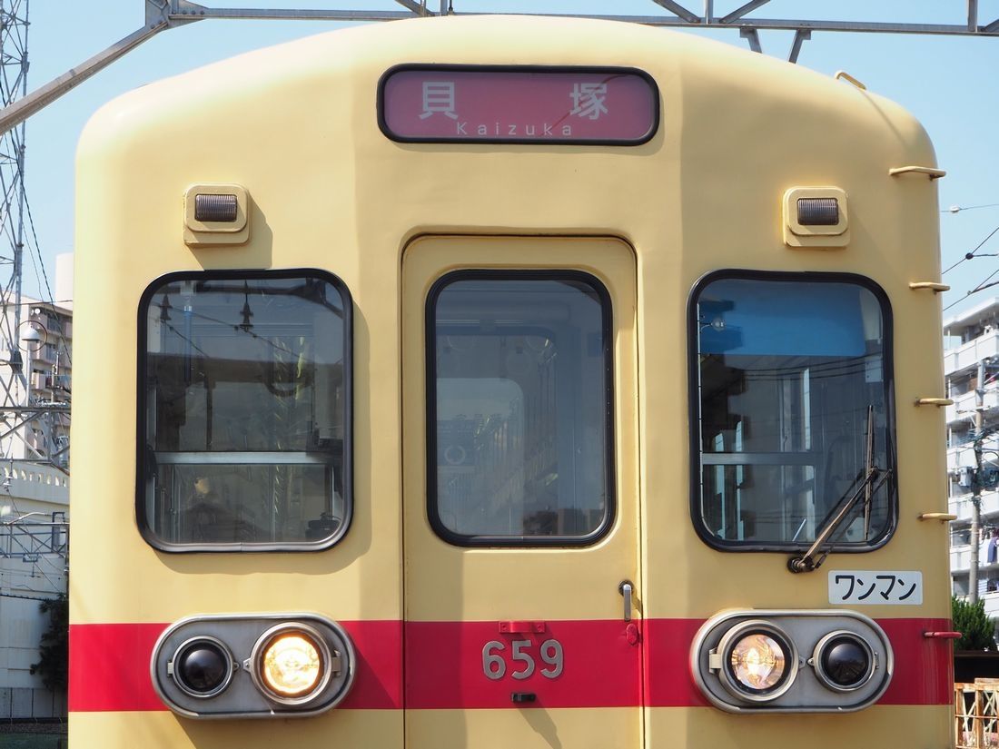 丸みのある正面デザインが昭和の電車らしさを感じさせる（記者撮影）