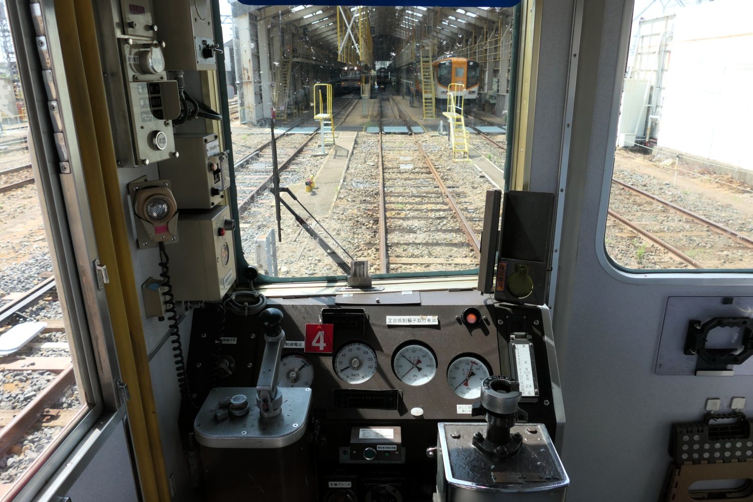 2610系の運転席（記者撮影）
