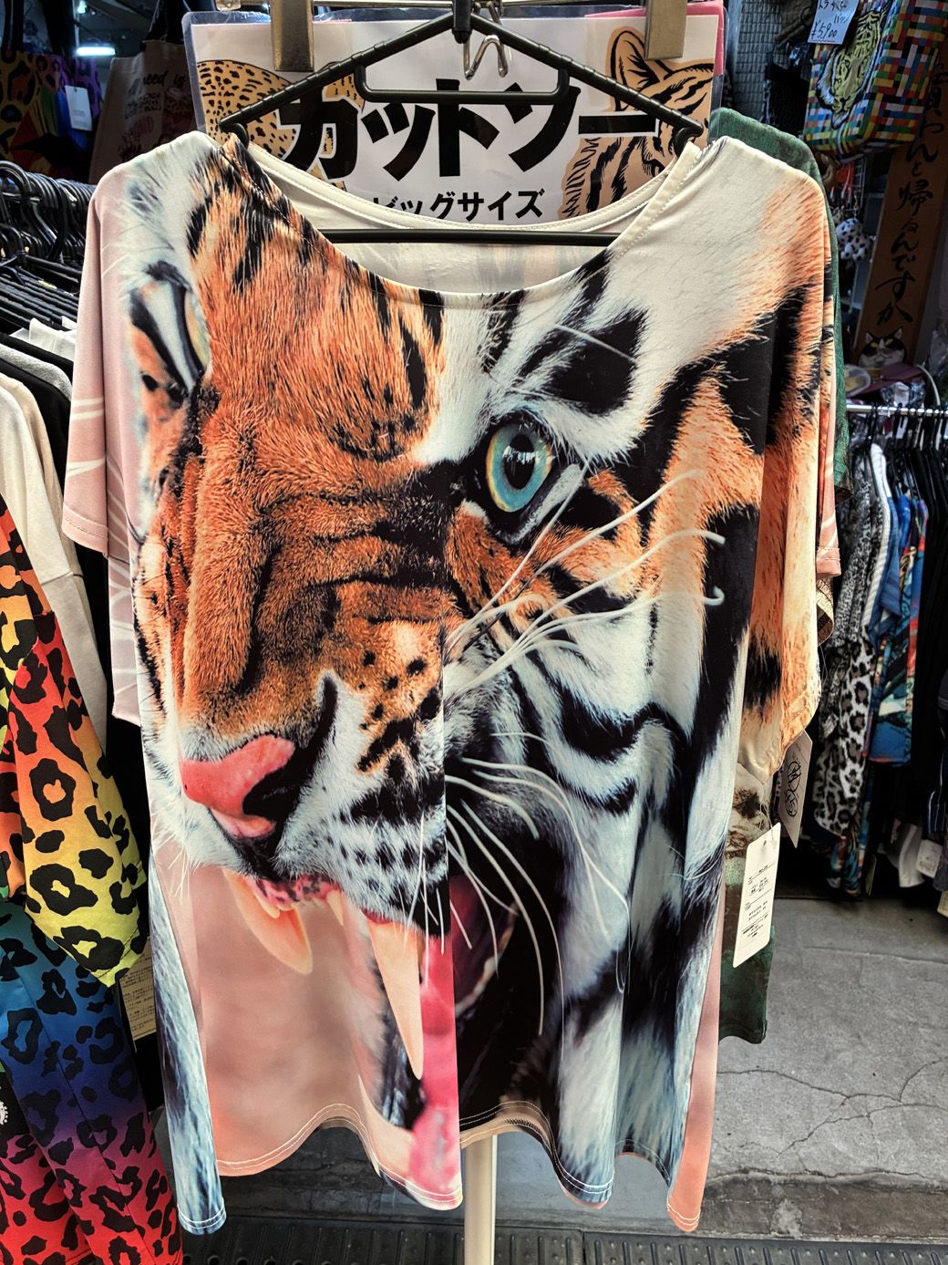 トラの顔がインパクト大なカットソー（筆者撮影）