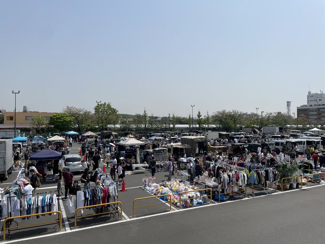 大井競馬場の駐車場を使って行われるフリーマーケット（筆者撮影）