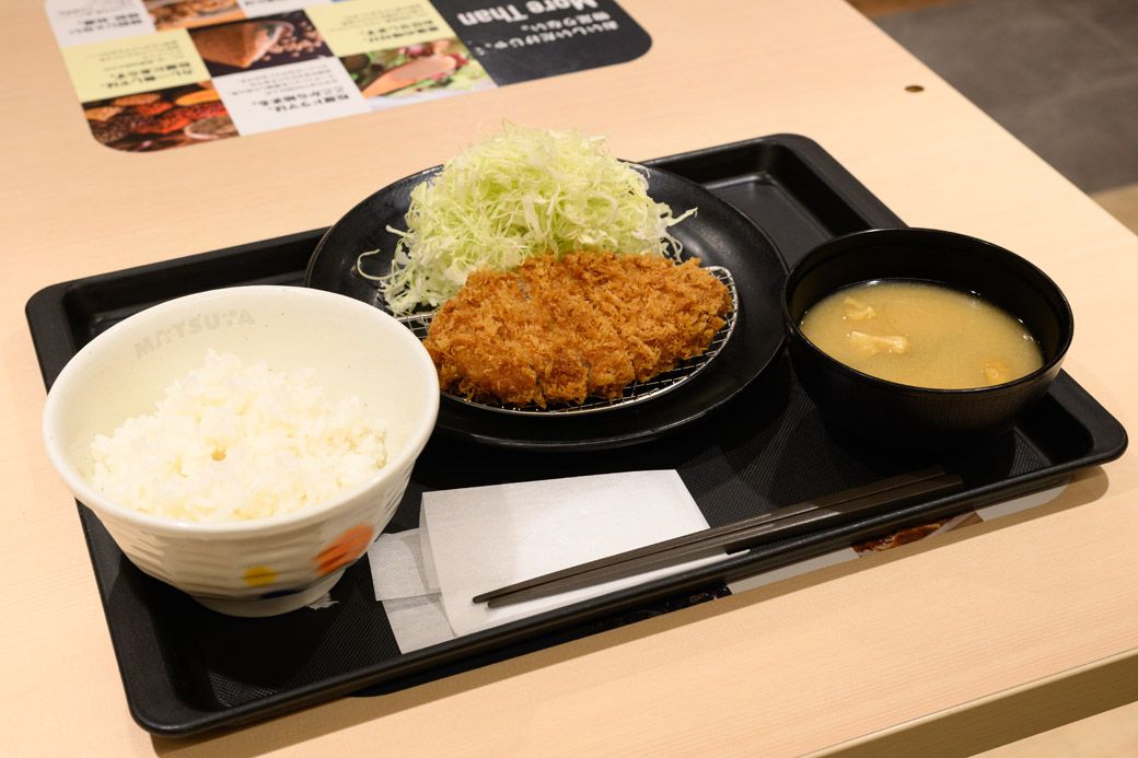 定番メニューのロースかつ定食（690円）。店内でていねいに手仕込みしたとんかつはサクッとしており、肉厚だがやわらかいのでご飯によくなじむ（撮影：今祥雄）