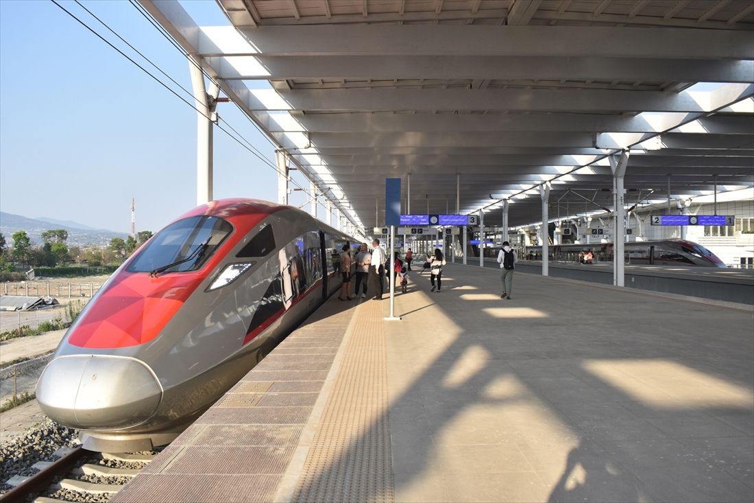 テガルアール駅に停車中の高速鉄道（筆者撮影）