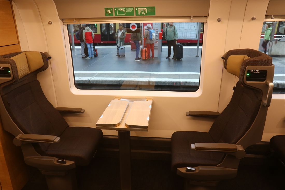 1等車の座席（高床台車部分）（撮影：橋爪智之）