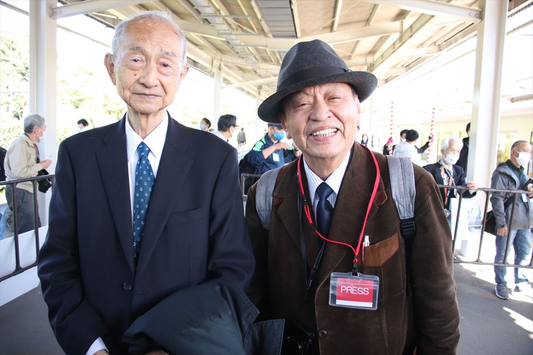鉄道友の会会長（当時）の須田寬氏（左）と筆者（写真：筆者所蔵）