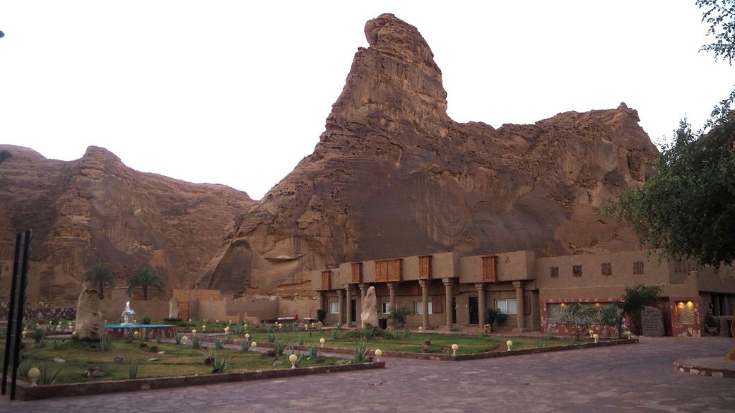 岩山に囲まれたアルウラのリゾートホテル（筆者撮影）