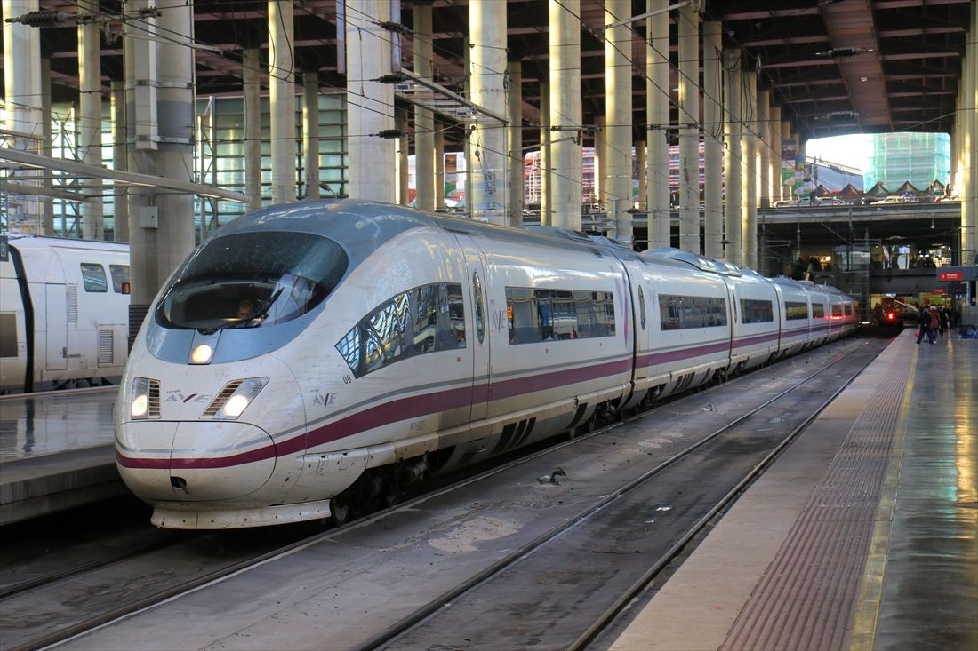 スペイン鉄道の高速列車「AVE」103型（撮影：橋爪智之）