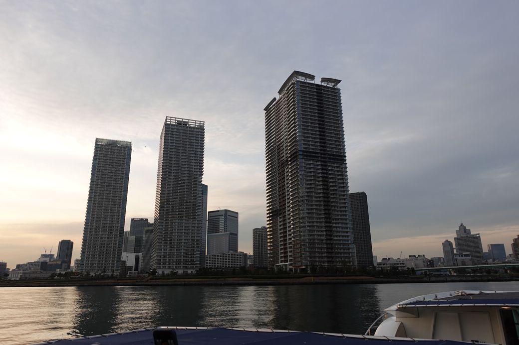 高さ170ｍ以上の「タワマン三兄弟」船からでしか見られない景色だ（筆者撮影）