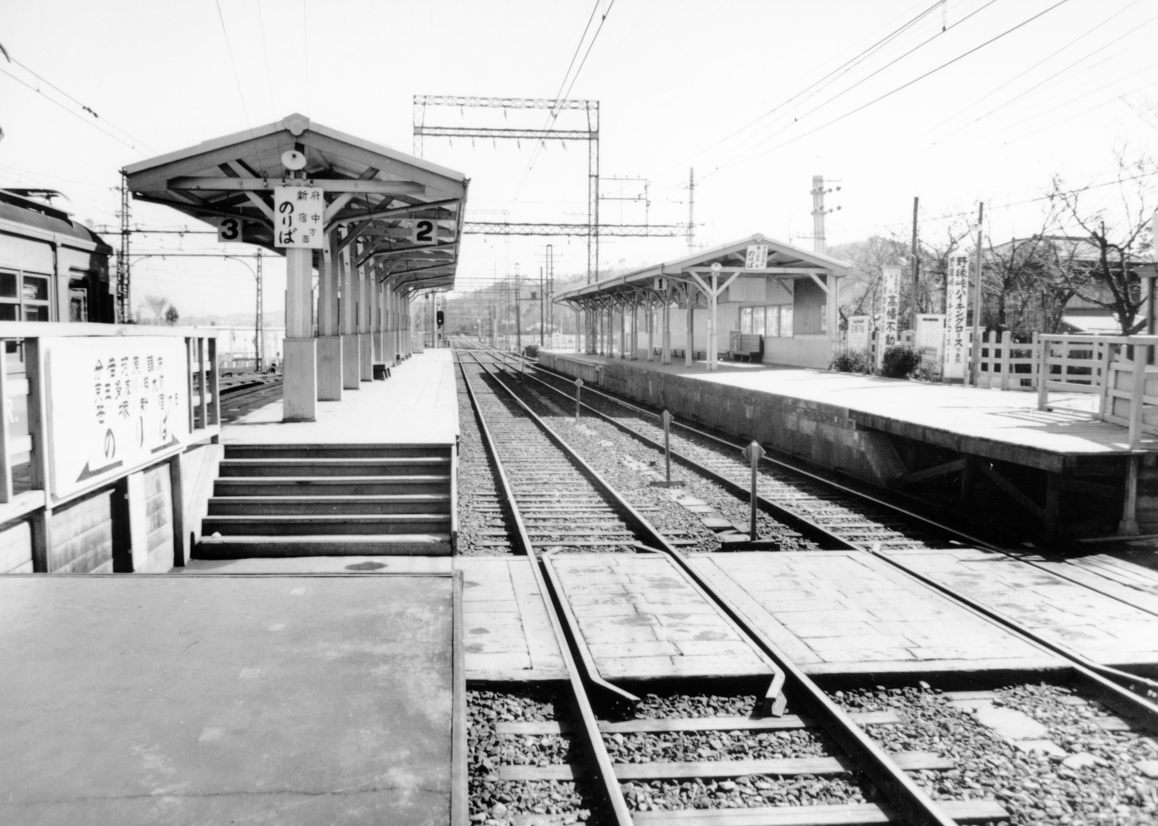 高幡不動駅の上り線（左）と下り線のホーム。当時、駅舎とホームの間は地下道や跨線橋でなく構内踏切で結んでいた＝1960年2月19日（写真：京王電鉄）