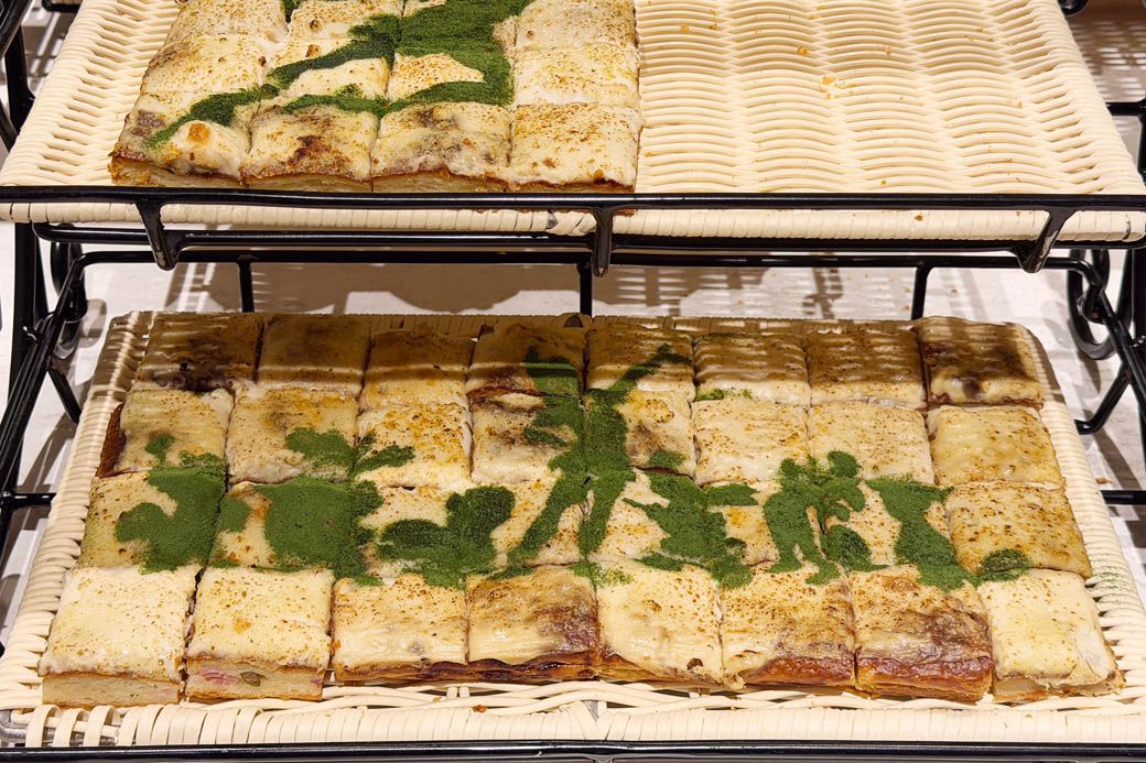 ピーターパンのステンシルが施されたクロックムッシュ（写真：筆者撮影）