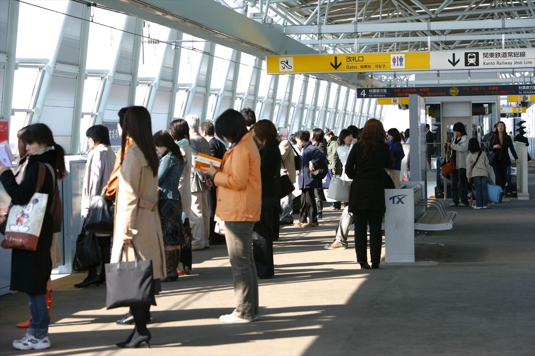 開業直後の朝ラッシュ時の守谷駅ホーム。TXの輸送人員は開業時の予測を上回って急速に増加した＝2006年（撮影：尾形文繁）