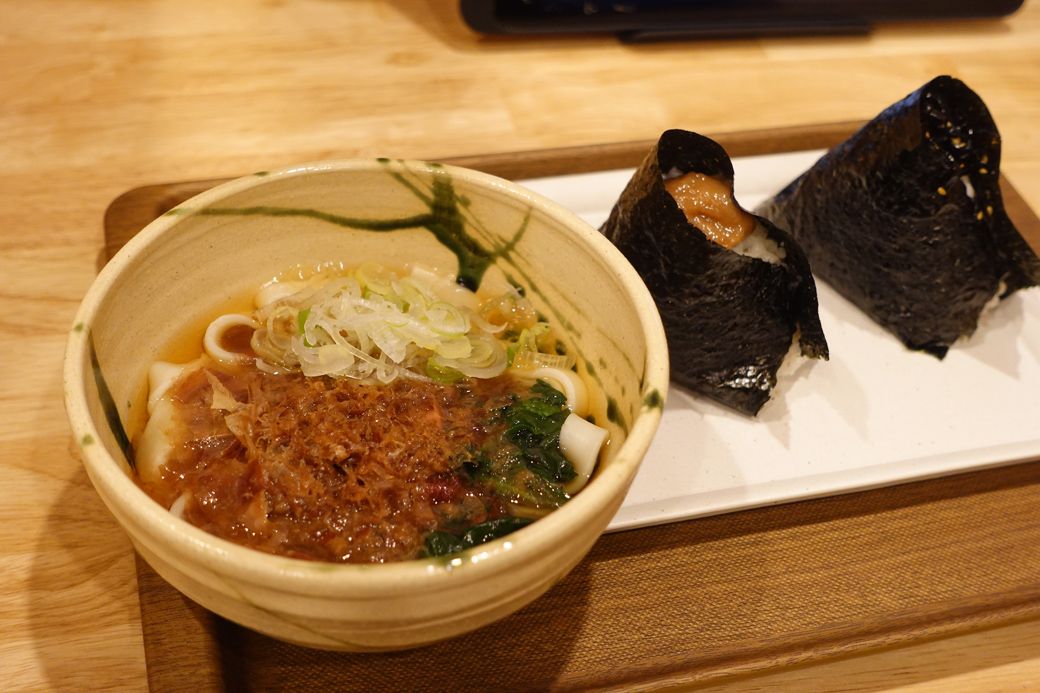 おかげ庵のきしめん・おにぎりセット（筆者撮影）