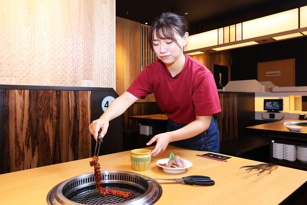 客とのコミュニケーションによって差別化。店内を巡回する「焼肉ポリス」がサービスの担い手だ（撮影：今井康一）